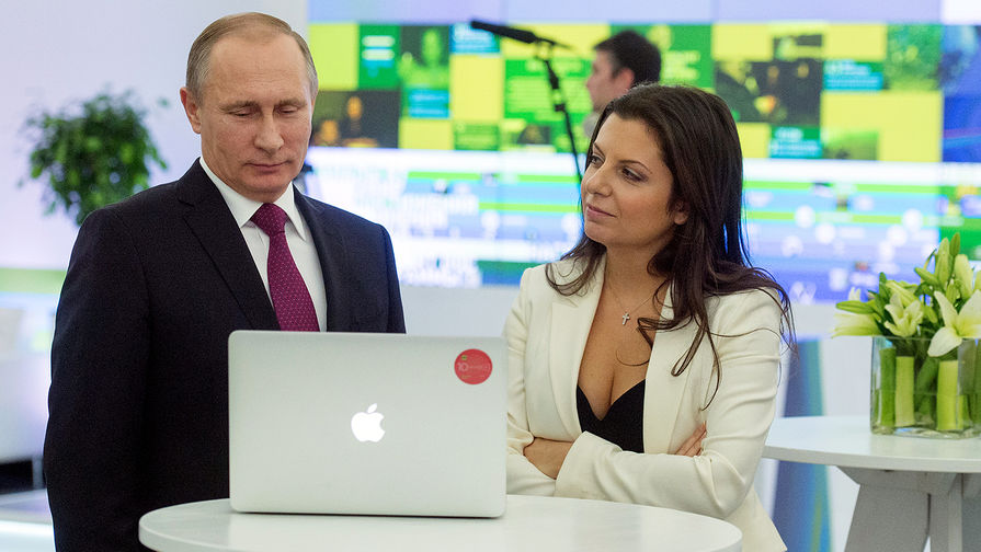 Президент России Владимир Путин и главред телеканала RT Маргарита Симоньян в Москве, декабрь 2015 года