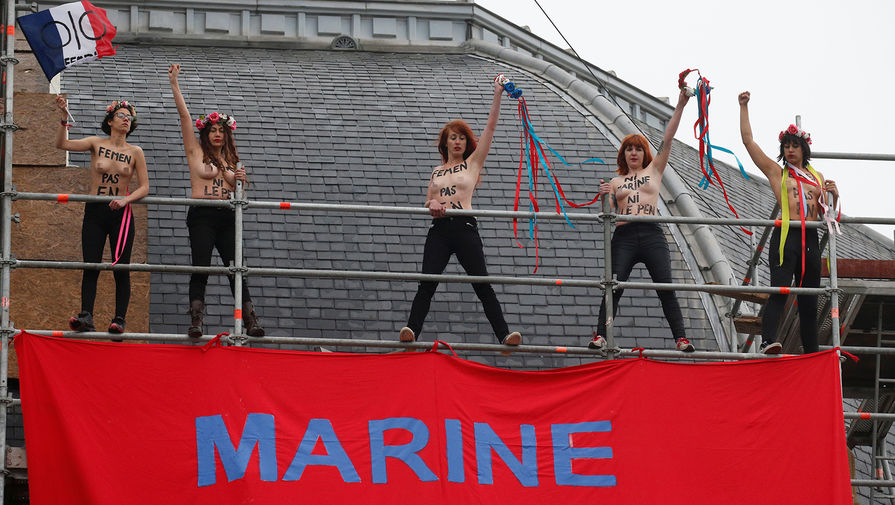 Участницы протестного движения Femen с надписью «Марин во власти, Марианна в отчаянии» во время второго тура президентских выборов во Франции, 7 мая 2017 года