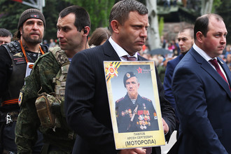 Глава Донецкой народной республики Александр Захарченко (в центре) с портретом Моторолы в акции памяти «Бессмертный полк» во время шествия по случаю 72-й годовщины Победы в Великой Отечественной войне в центре Донецка