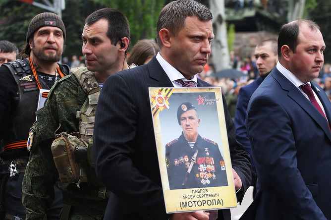 Глава Донецкой народной республики Александр Захарченко (в центре) с портретом Моторолы в акции памяти «Бессмертный полк» во время шествия по случаю 72-й годовщины Победы в Великой Отечественной войне в центре Донецка