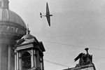 Самолет Валерия Чкалова пролетает над Исаакиевским собором во время перелета Москва - Дальний Восток, 20 июня 1936 года