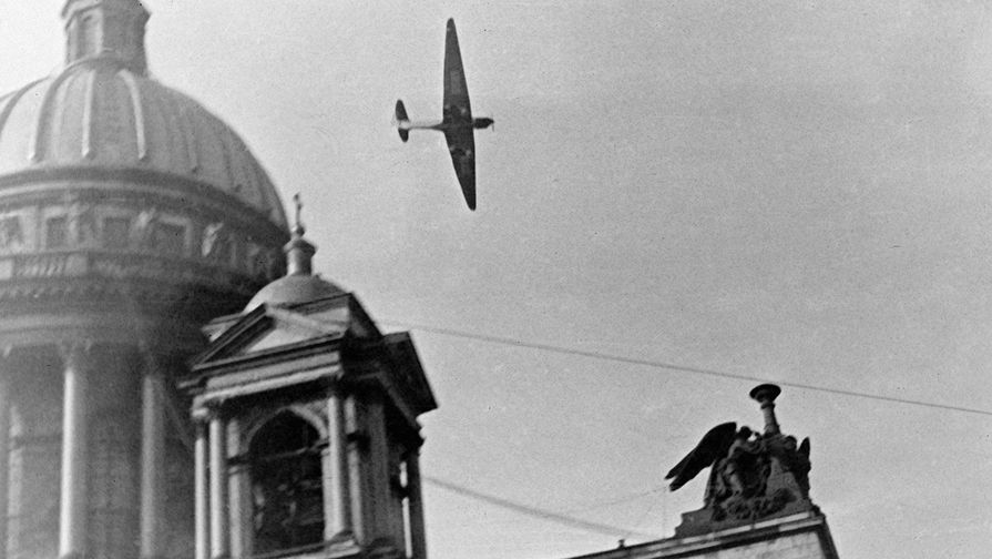 Самолет Валерия Чкалова пролетает над Исаакиевским собором во время перелета Москва - Дальний Восток, 20 июня 1936 года
