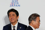 Премьер-министр Японии Синдзо Абэ и президент Республики Корея Мун Джэин на полях саммита G20 в Осаке, 28 июня 2019 года
