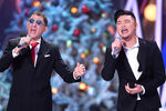 Певцы Григорий Лепс (слева) и TSOY (Анатолий Цой) на съемке новогодней программы на телеканале «Россия 1»