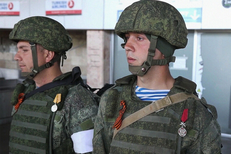Военнослужащие на церемонии награждения государственными наградами в ходе спецоперации на Украине