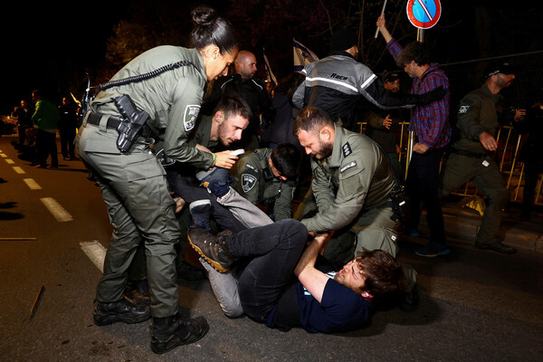 Полиция задерживает протестующего в&nbsp;Иерусалиме, 26&nbsp;марта 2023&nbsp;года 