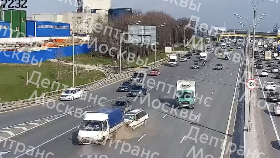 В Москве легковушка врезалась в Газель, которая затем переехала водителя
