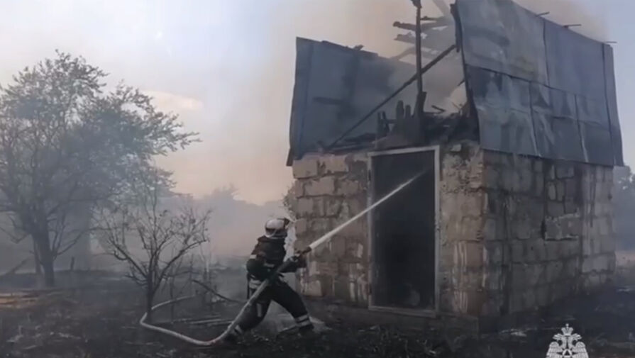 В Астрахани огонь от загоревшейся травы подпалил 14 домов
