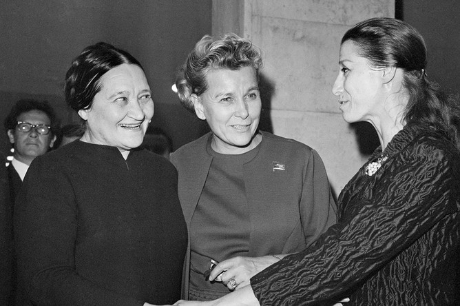 Министр культуры СССР Екатерина Фурцева ( в центре) и балерина Майя Плисецкая (справа) беседуют с художницей Надеждой Леже, 1968 год