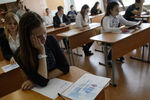 Школьники перед началом ЕГЭ по математике в гимназии №2 в Екатеринбурге 