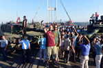 Люди делают селфи на мосту через Босфор в Стамбуле