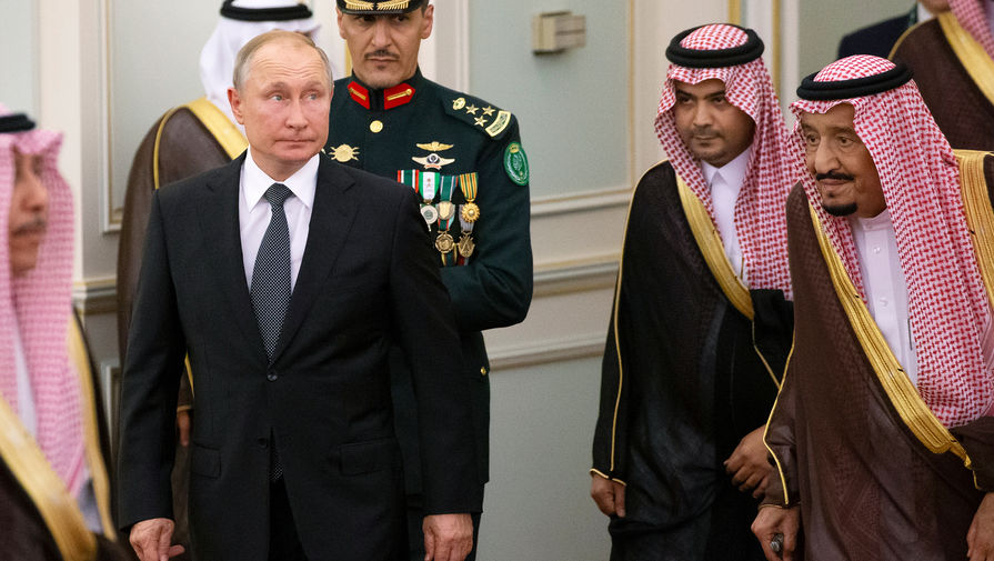 Президент России Владимир Путин и король Саудовской Аравии Сальман бен Абдель Азиз аль Сауд во время встречи, 14 октября 2019 года