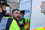 Полицейские задерживают мужчину в День Святого Патрика в Дублине, 17 марта 2021 года