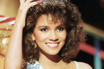 20-летняя мисс США Холли Берри из Огайо примеряет корону мисс мира во время репетиции финала конкурса, 1986 год