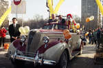 Moscow Deputy Prime Minister V. Malyshkov (left) and McDonald's President J. Kokhan at the festive parade in honor of the opening of the first Makavto on the Leningradskoye Shosse, 1996