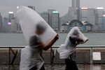 Люди на улице во время супертайфуна Саола в Гонконге, Китай, 1 сентября 2023 года