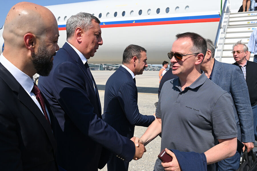 Прилет российской делегации на&nbsp;переговоры в&nbsp;Турцию. На&nbsp;первом плане справа: помощник президента РФ Владимир Мединский, 23&nbsp;июля 2025&nbsp;года