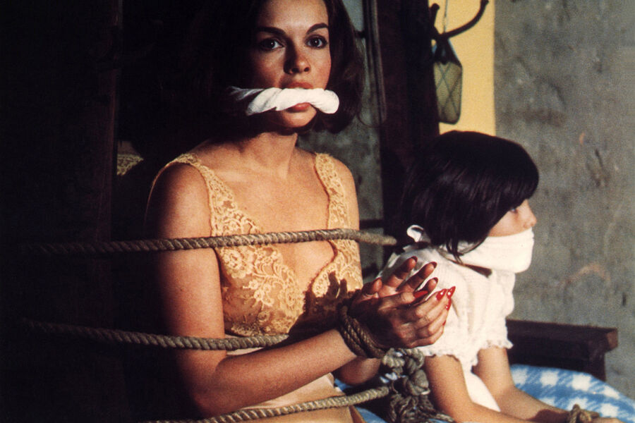 <b>«Наваждение» (1976)</b>
<br><br>
Автором сценария к&nbsp;фильму, вдохновленному хичкоковским «Головокружением», стал Пол Шрейдер &mdash; он создал его на&nbsp;основе рассказа, написанного им в&nbsp;соавторстве с&nbsp;Де Пальмой.
