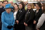 Королева с работниками магазина
