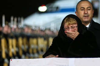 Вдова А. Карлова Марина и министр иностранных дел Турции Мевлют Чавушоглу на церемонии встречи спецборта с телом посла России в Турции Андрея Карлова в аэропорту Внуково, 20 декабря 2016 года