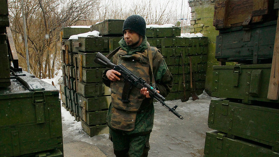 Ополченец самопровозглашенной Донецкой народной республики около позиций в Донецке, 23 февраля 2017 года