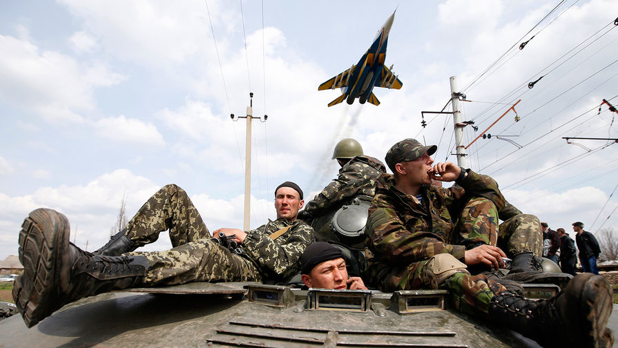 Украинские военнослужащие, бронетранспортер и самолет около Краматорска, апрель 2014 года