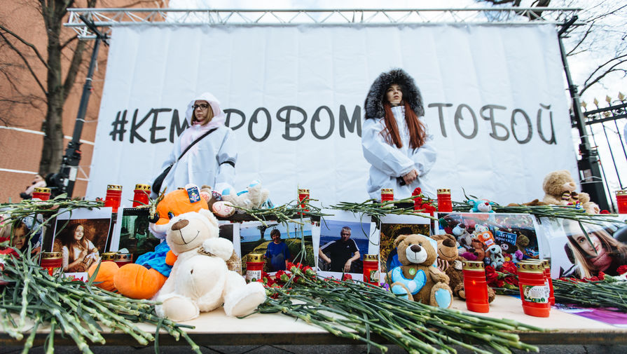Акция памяти погибших при&nbsp;пожаре в&nbsp;ТЦ «Зимняя вишня» в&nbsp;Кемерово на&nbsp;Манежной площади в&nbsp;Москве, 27 марта 2018 года