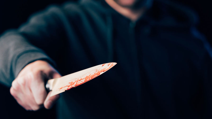 В Петербурге мужчина ударил бывшую жену ножом по лицу при ребенке