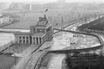 Вид с крыши Рейхстага на Бранденбургские ворота и Берлинскую стену, декабрь 1961 год 