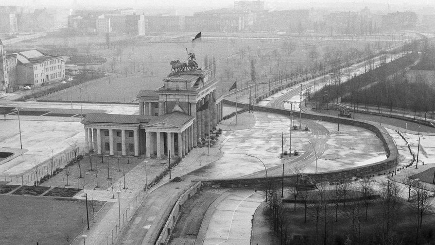 Вид с крыши Рейхстага на Бранденбургские ворота и Берлинскую стену, декабрь 1961 год 