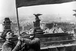 Разведчики Мелитон Кантария (слева) и Михаил Егоров устанавливают Знамя Победы на крыше Рейхстага, 1 мая 1945 года