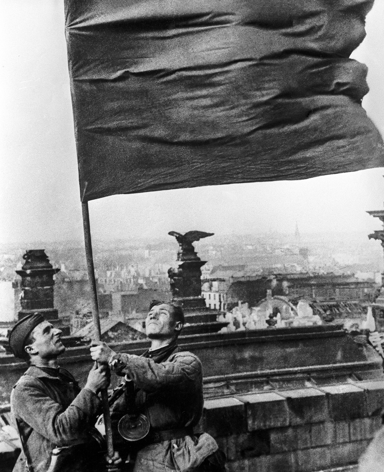 Знаменитую фотографию знамя победы над рейхстагом сделал фотограф