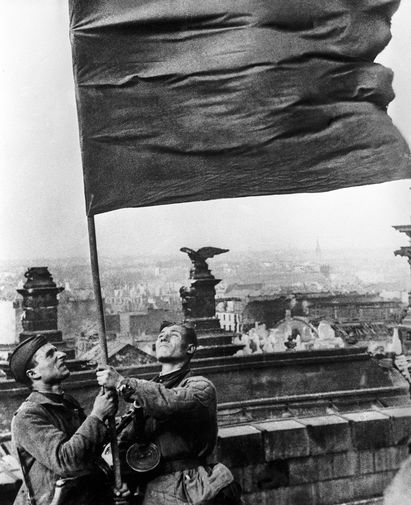 Красный Флаг Над Рейхстагом Фото