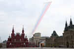 Штурмовики Су-25 во время репетиции воздушной части парада Победы, посвященного 75-й годовщине победы в Великой Отечественной войне, над Красной площадью, 4 мая 2020 года