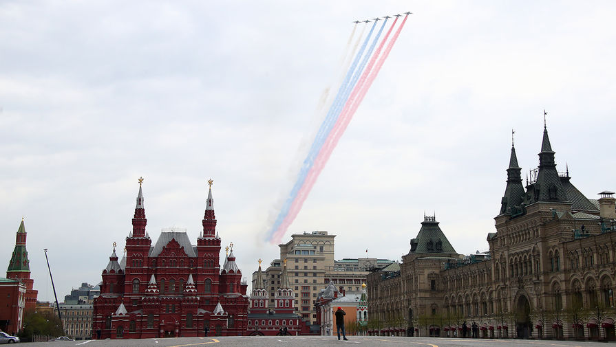 Штурмовики Су-25 во время репетиции воздушной части парада Победы, посвященного 75-й годовщине победы в&nbsp;Великой Отечественной войне, над&nbsp;Красной площадью, 4 мая 2020 года