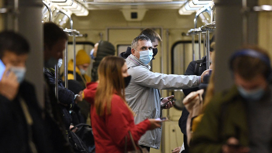 Власти Москвы сообщили, что 99% пассажиров метро носят маски