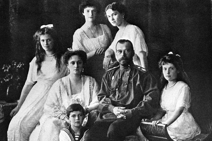 Российский император Николай II с семьей в Санкт-Петербурге, 1910 год