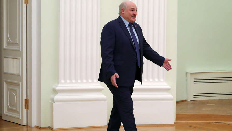 Лукашенко пришел на встречу ЕАЭС пешком и пожаловался на Mercedes