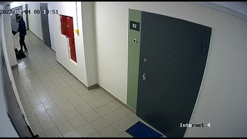 В Санкт-Петербурге мужчина ограбил квартиру, пока хозяин курил на лестнице