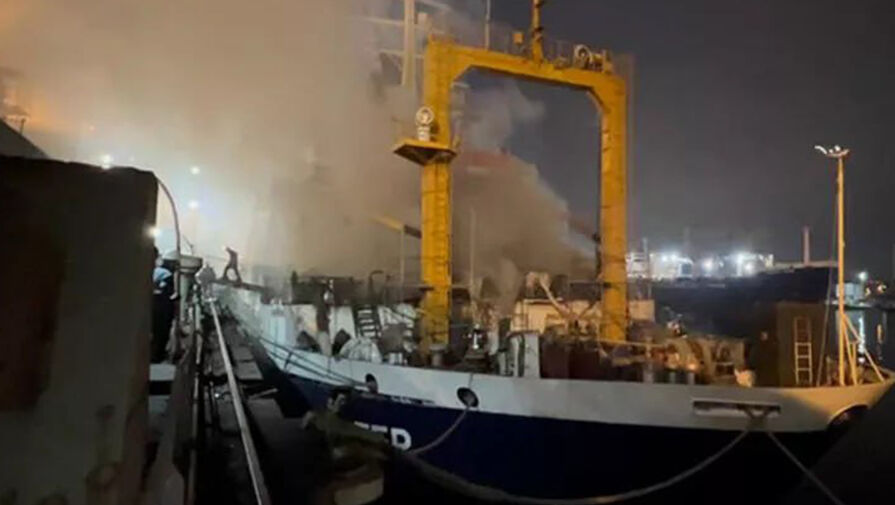 Milliyet: в Стамбуле загорелось рыболовецкое судно под российским флагом