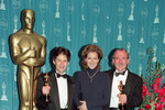 Композитор Джеймс Хорнер Селин Дион и автор текстов Уилбур Дженнингс с наградами премии «Оскар» за фильм «Титаник», Лос-Анджелес, 1998 год