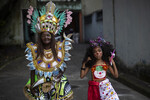 Люди перед началом карнавального парада в Рио-де-Жанейро, Бразилия, 8 февраля 2024 года