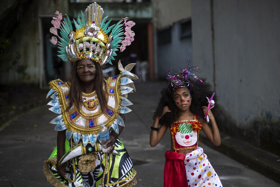 Люди перед&nbsp;началом карнавального парада в&nbsp;Рио-де-Жанейро, Бразилия, 8&nbsp;февраля 2024&nbsp;года