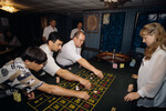 Посетители казино пансионата «Урал» во время игры в рулетку, 1998 год
