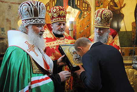 РПЦ разрешила священникам участвовать в выборах и бороться с антиклерикалами