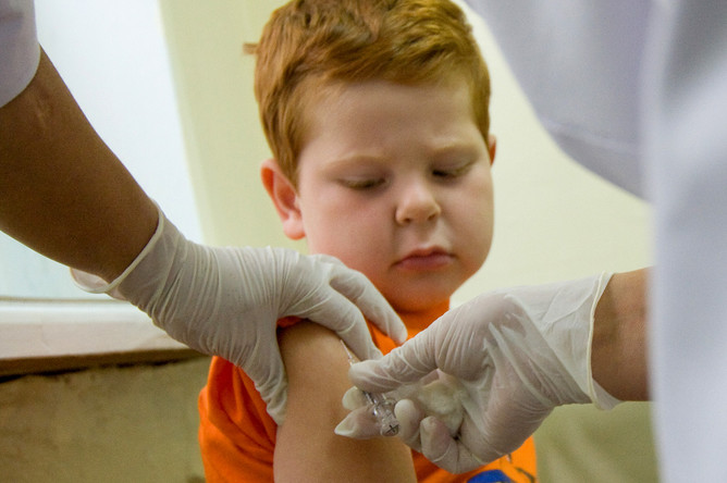 Процедура вакцинации от гриппа в одной из детских поликлиник