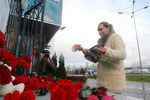 Люди приносят цветы ко второму терминалу аэропорта Казани