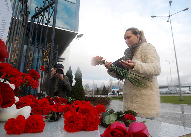 Люди приносят цветы ко второму терминалу аэропорта Казани