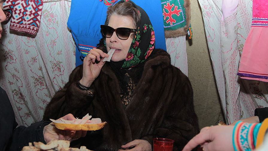 Французская актриса Фанни Ардан пробует сало во время поездки в&nbsp;тайгу в&nbsp;рамках фестиваля &laquo;Дух огня&raquo; в&nbsp;Ханты-Мансийске, 2012 год