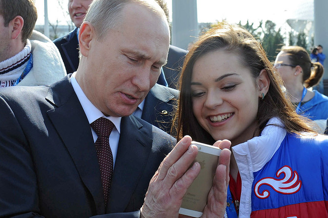 Владимир Путин и Аделина Сотникова во время церемонии фотографирования с российскими призерами XXII зимних Олимпийских игр в Сочи, 2014 год